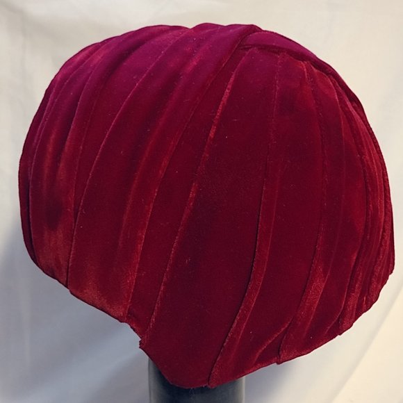 🎬 Coralie || Burgundy Velvet Scullcap Hat - Picture 3 of 6